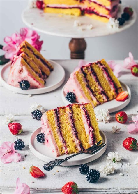 Vegane Zitronen-Erdbeer-Torte mit frischer Marmelade und Früchten dekoriert