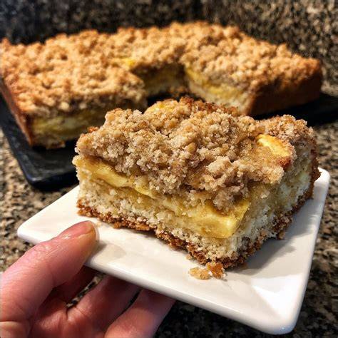 Vegane Zutaten für Streuselkuchen, Pflanzendrinks und Bananen