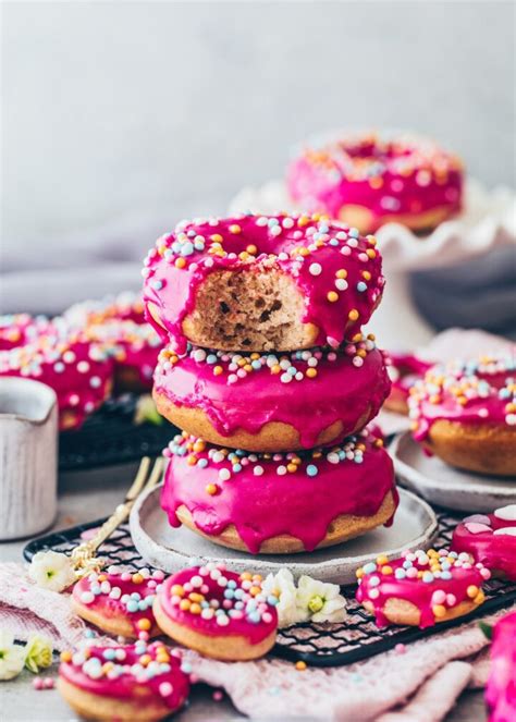 Vegane bunte Donuts mit Glasur