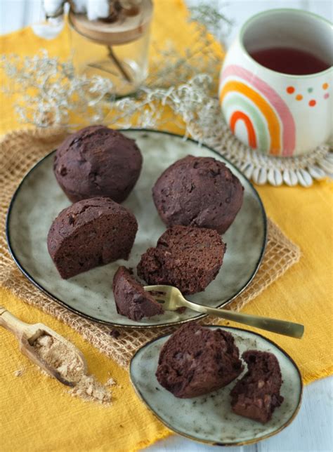 Vegane glutenfreie Schokomuffins auf Teller