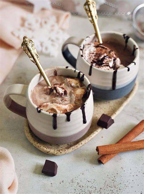 Vegane heiße Schokolade mit Pflanzenmilch und Toppings
