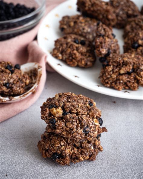 Vegane und zuckerfreie Haferkekse mit Datteln und Nussmus