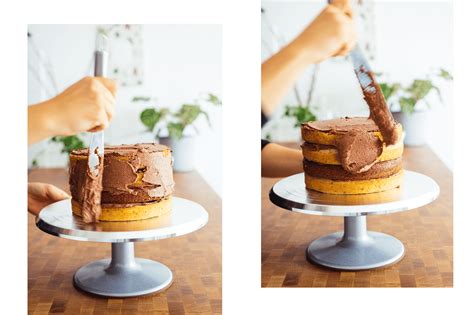 Vegane vierstöckige Torte mit verschiedenen Böden und Dekoration