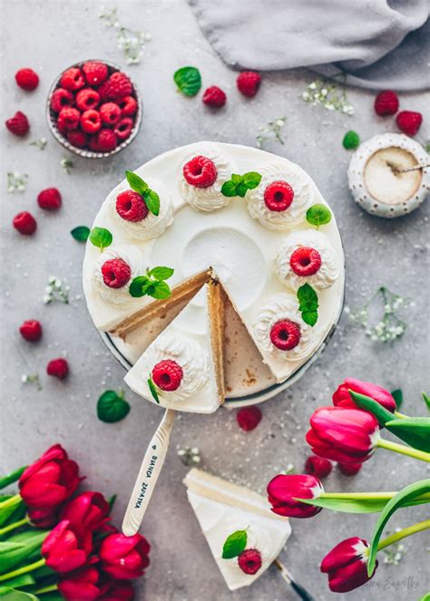 Vegane weiße Sahnetorte mit Himbeeren