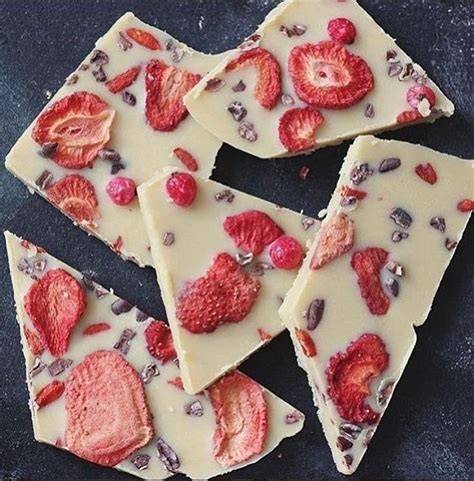 Vegane weiße Schokolade mit gefriergetrockneten Beeren