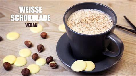 Vegane weiße Trinkschokolade aus Haselnussdrink, Kakaobutter und Lucuma im Glas