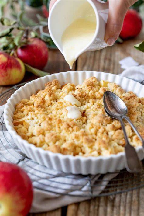 Veganer Apple Crumble in einer Auflaufform mit Vanillesoße