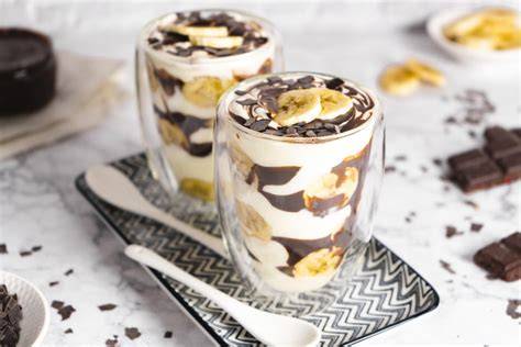 Veganer Bananasplit im Glas