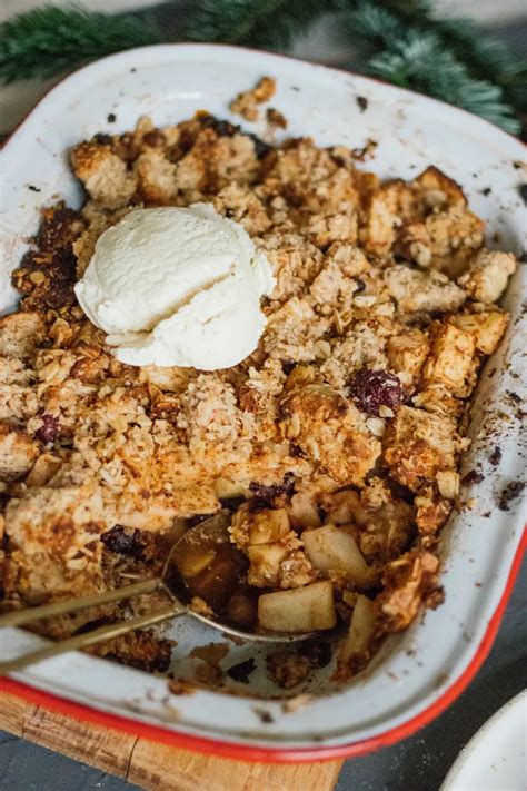 Veganer Bratapfel-Crumble mit Cranberrys