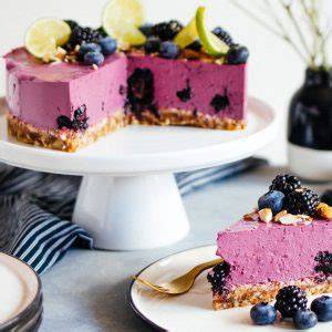 Veganer Brombeerkuchen auf Mandeldattel-Boden