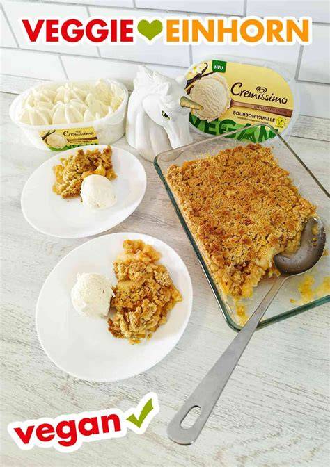 Veganer Crumble mit Vanillesoße