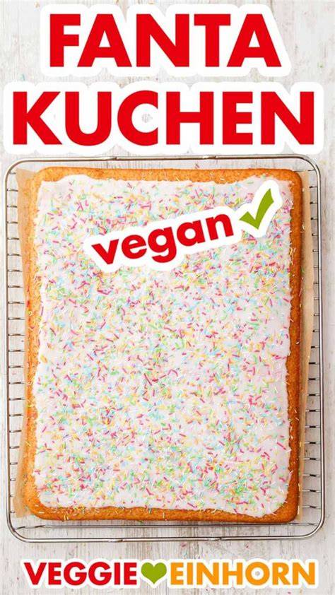 Veganer Fantakuchen auf dem Blech mit Zuckerguss und bunten Streuseln