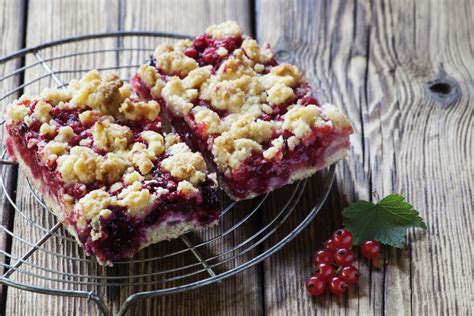 Veganer Johannisbeer-Streuselkuchen mit Streuseln