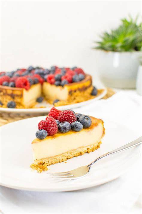 Veganer Käsekuchen mit Himbeersauce und frischen Beeren als Topping