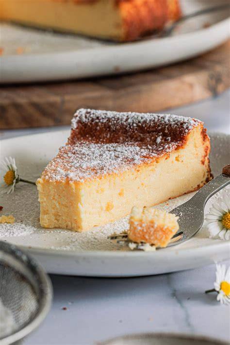 Veganer Käsekuchen ohne Boden mit Himbeer-Topping und frischen Beeren dekoriert