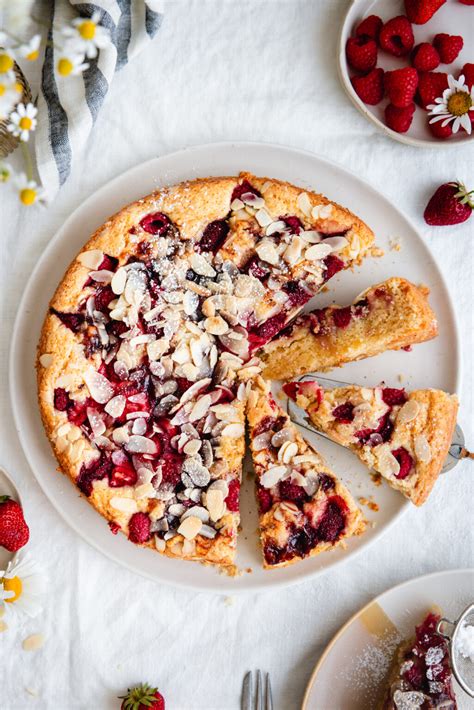 Veganer Kühlschrankkuchen mit Beeren und Dattel-Mandel-Boden