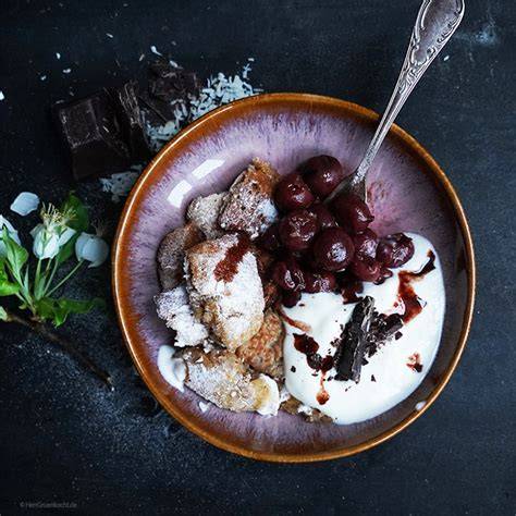 Veganer Kaiserschmarrn mit Zimtkirschen und Kokosjoghurt