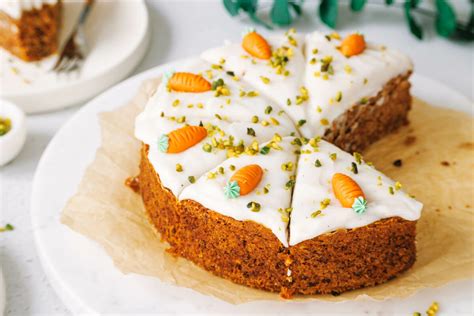Veganer Karotten-Rohkostkuchen mit Nüssen dekoriert