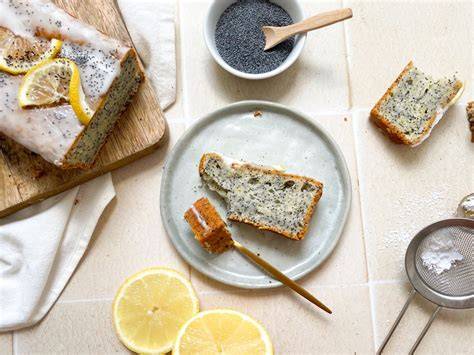 Veganer Mohn-Rührkuchen mit Zitrone und Streuseln auf einem Holztisch