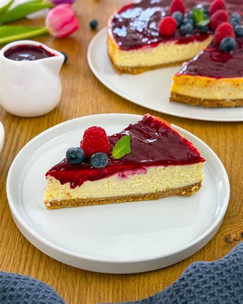 Veganer New York Cheesecake mit Keksboden und Beeren