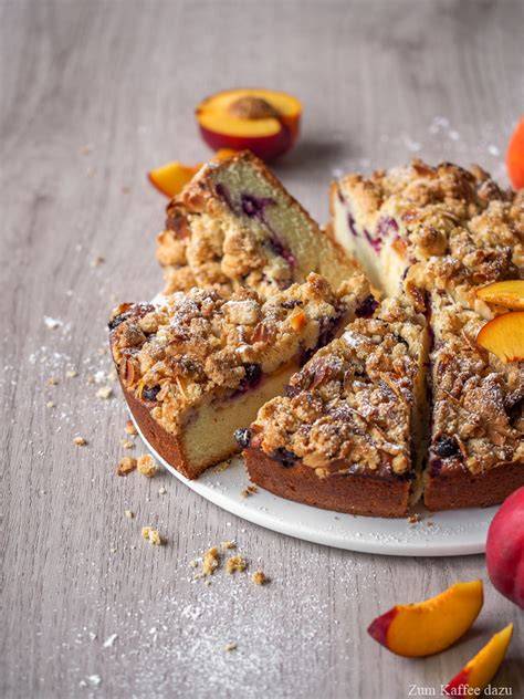 Veganer Obstkuchen mit Streusel auf einem Holztisch, unterschiedliche Obstsorten und Streuseln