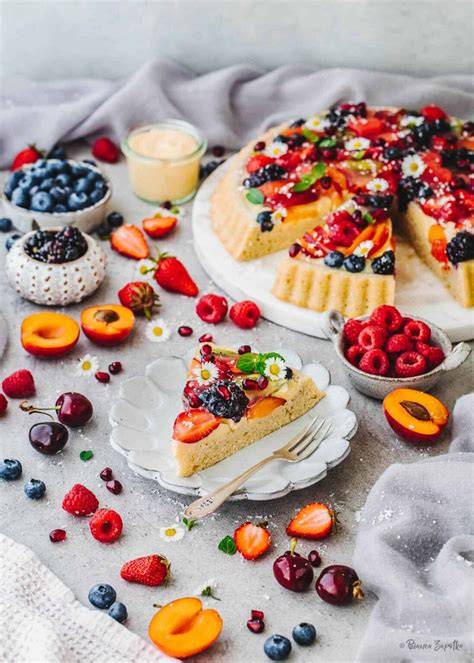 Veganer Obstkuchen mit bunten Beeren und Pudding