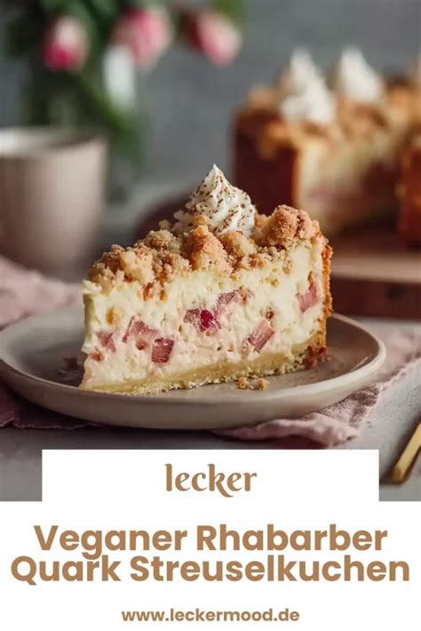 Veganer Rhabarber Quark Streuselkuchen im Anschnitt - cremig und saftig