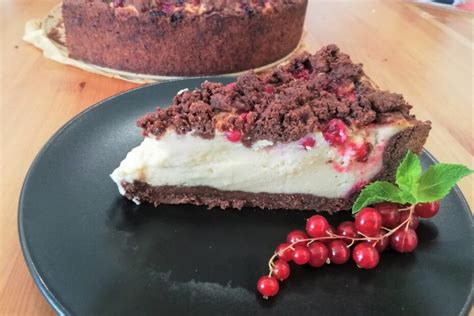 Veganer Schoko-Käsekuchen mit Johannisbeeren und Streuseln