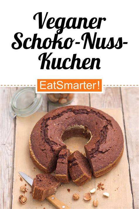 Veganer Schoko-Nuss-Kuchen angeschnitten mit Deko