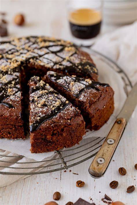 Veganer Schoko-Nuss-Kuchen mit Gabel und Kaffee