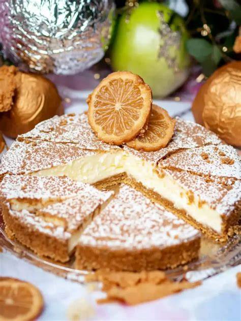 Veganer Spekulatius-Käsekuchen als festliches Dessert auf einem weihnachtlichen Tisch