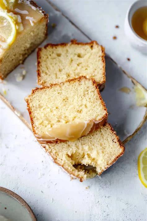 Veganer Zitronenkuchen frisch glasiert und angeschnitten