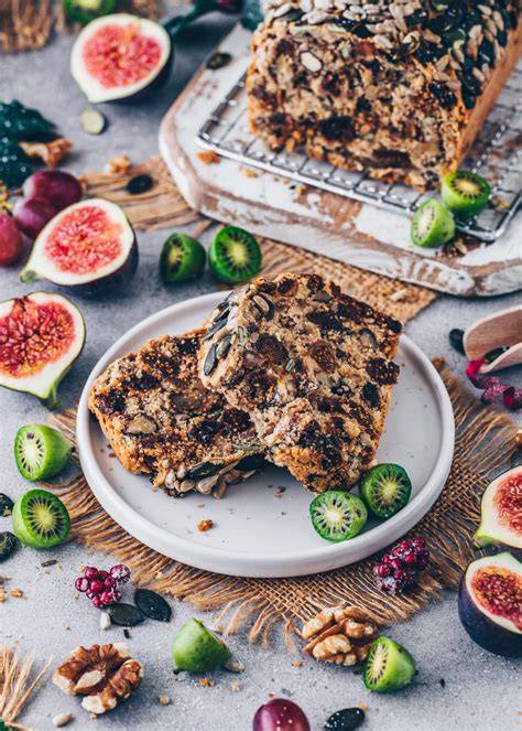 Veganes, frisch gebackenes Früchtebrot in einer Kastenform