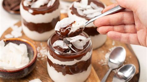 Veganes Bounty-Dessert im Glas mit Kokosjoghurt und Schokolade