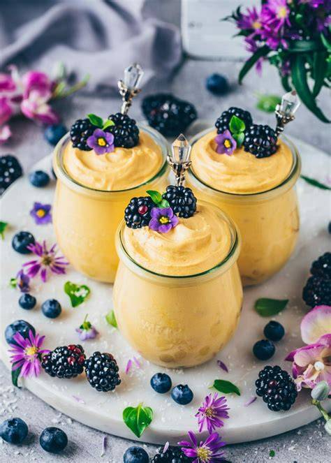 Veganes Dessert im Glas mit frischen Beeren