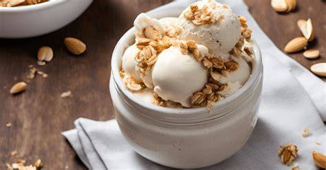Veganes Eis im Glas mit Granola und Kokos