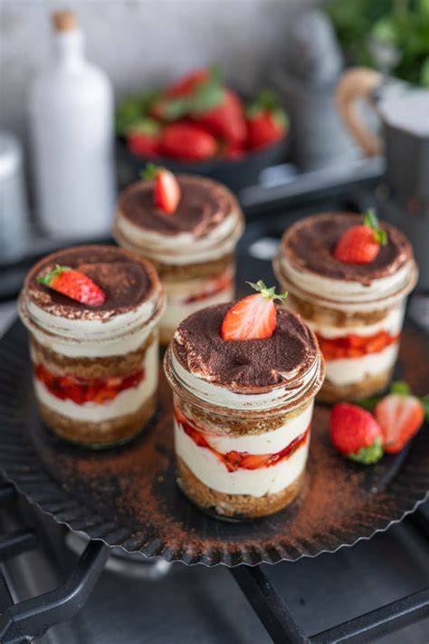 Veganes Erdbeer-Tiramisu im Glas