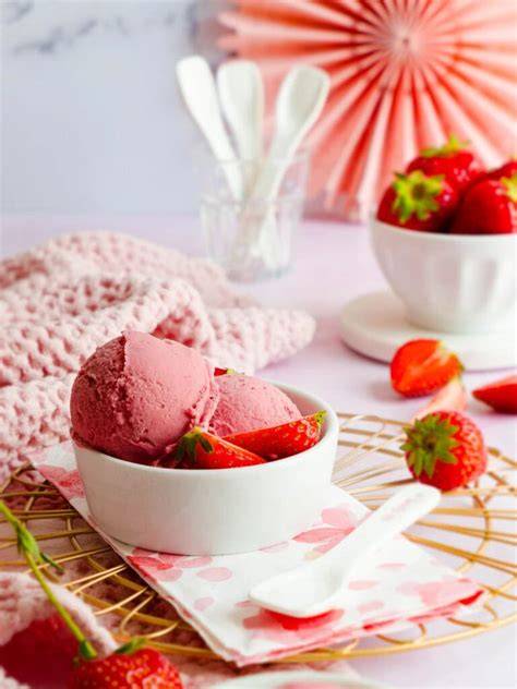 Veganes Erdbeereis mit Kokosmilch und Ahornsirup