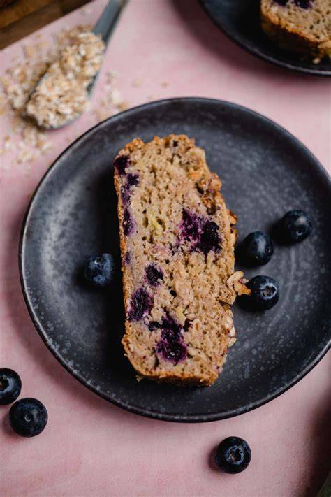 Veganes Joghurt-Dessert mit Blaubeeren und Bananen