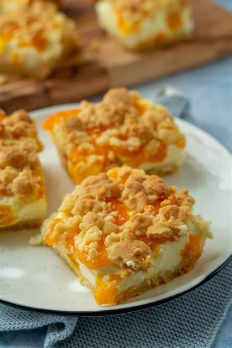 Veganes Kürbis-Crumble mit knusprigen Streuseln und warmer Sahne