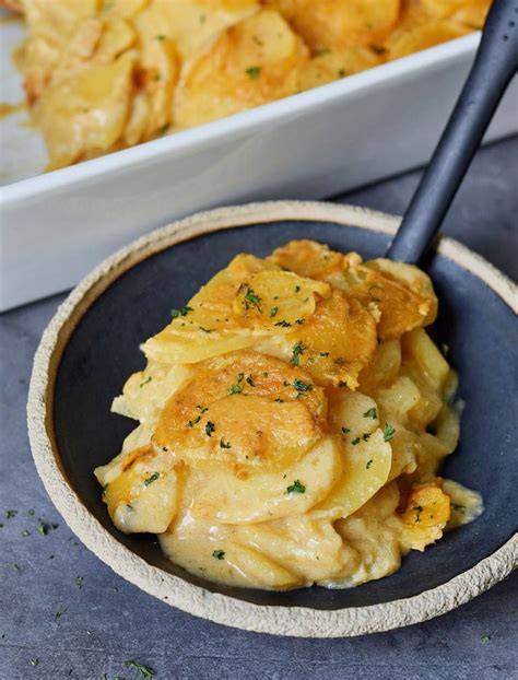 Veganes Kartoffelgratin mit cremiger Cashewsauce in Auflaufform