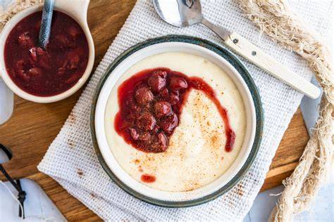 Veganes Kirsch-Dessert mit Grießbrei und knusprigem Müsli in kleinen Gläsern