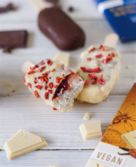 Veganes Magnum-Style Eis: Zutaten auf einem Brett