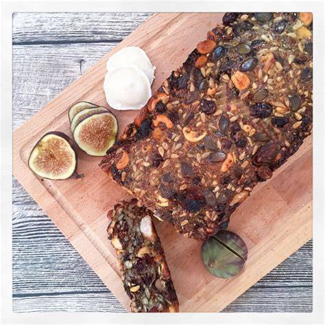 Veganes Nuss-Nougat-Creme-Brot mit Früchten und Nüssen