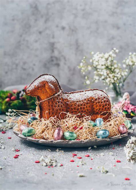 Veganes Osterlamm ohne Zucker, angerichtet und bunt serviert
