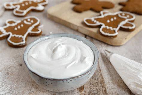 Veganes Royal Icing: glänzender, dicker Zuckerguss in Schüssel