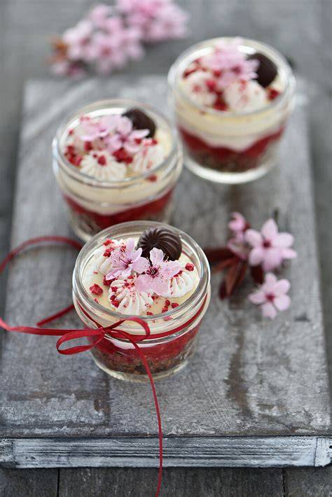 Veganes Schoko-Dessert im Glas mit Cashewsahne