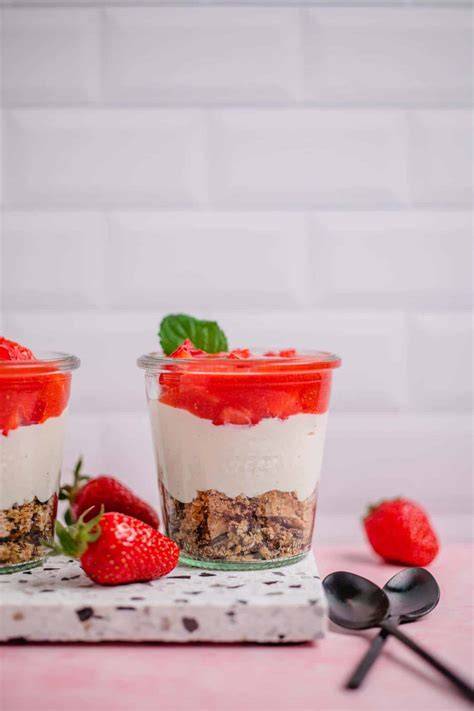 Veganes Schoko-Erdbeer-Dessert im Glas