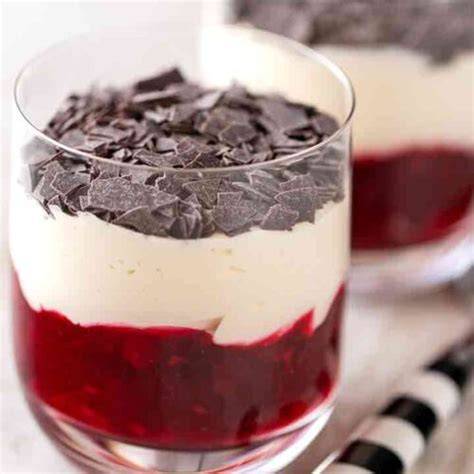 Veganes Schoko-Erdbeer-Dessert mit Sojamilch und Skyr