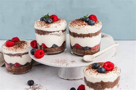Veganes Schokoladendessert mit Avocado und frischen Beeren